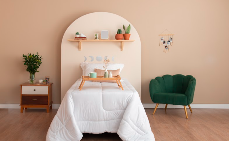 colchão de solteiro medidas de um modelo em um quarto com poltrona, prateleira e itens de decoração