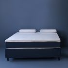 Cama box Guldi azul com colchão casal e dois travesseiros