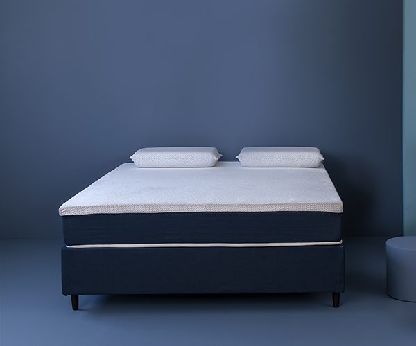 Cama box Guldi azul com colchão casal e dois travesseiros