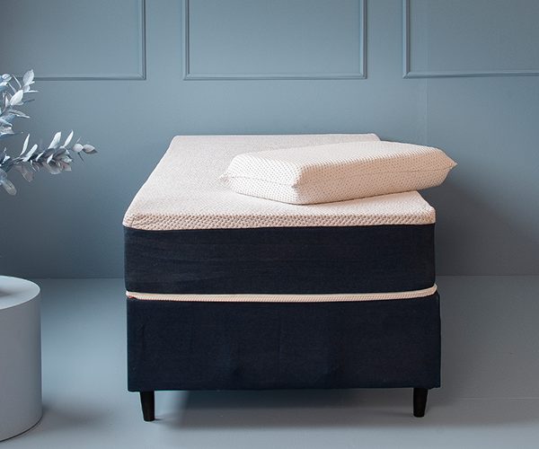 Cama box Guldi azul com colchão solteiro e um travesseiro