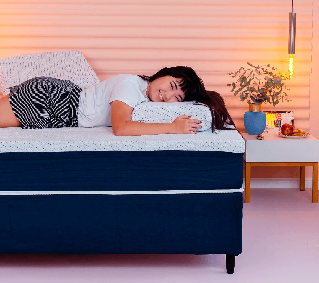 Mulher deitada num colchão Guldi