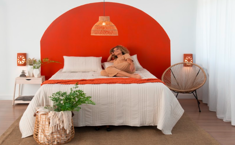como parar de roncar. pessoa deitada em uma cama, em um quarto com cadeira, mesa de cabeceira e itens de decoração