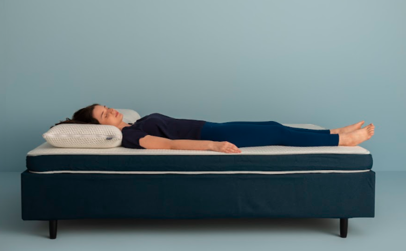 como fazer uma pessoa parar de roncar enquanto dorme de barriga para cima, deitada em uma cama com um travesseiro