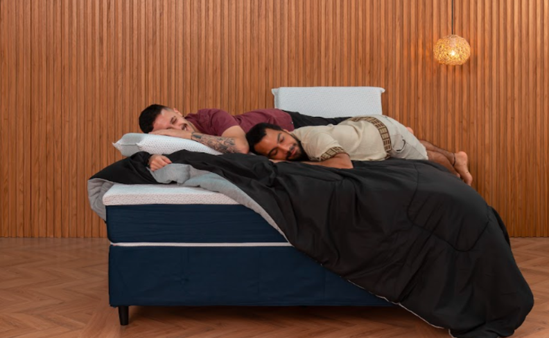 duas pessoas deitadas em uma cama com travesseiros, edredom e querendo descobrir como parar de roncar imediatamente