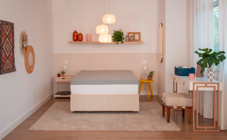 como limpar colchão em um quarto com cama e colchão de casal, tapete, mesas de cabeceira, penteadeira e banco, além de diversos itens decorativos.