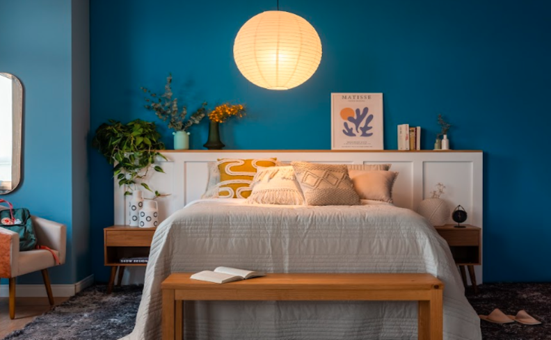 dicas para saber o que fazer para dormir bem em um quarto com cama confortável, travesseiros e cobertores