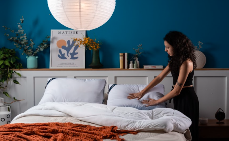 dicas para ter um sono saudável com colchão confortável, cama com travesseiros, manta, edredom e uma decoração personalizada