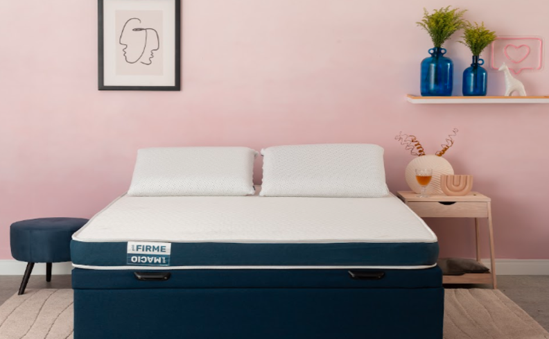 densidade do colchão ideal de acordo com o peso, ambiente com cama, travesseiros, mesas de cabeceira e itens decorativos
