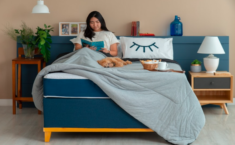 densidade do colchão por peso. Quarto de casal com cama, colchão, travesseiros, mesa de cabeceira e itens de decoração