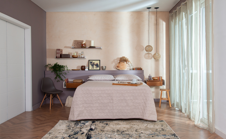 quarto casal completo com cama, poltrona, mesas de cabeceira, pendetes, armário e prateleiras