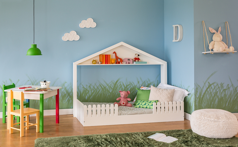 quarto infantil com cama, colchão para bebê , mesa e cadeira, puff e diversos itens decorativos divertidos