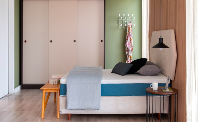 bases de cama box de casal em um quarto com cama, peseira, mesa de cabeceira, pendente e guarda-roupa