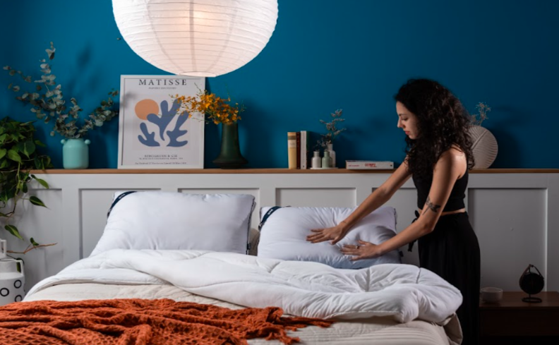 quarto de casal simples e aconchegante para aproveitar o Dia Mundial do Sono com cama, colchão confortável e itens decorativos