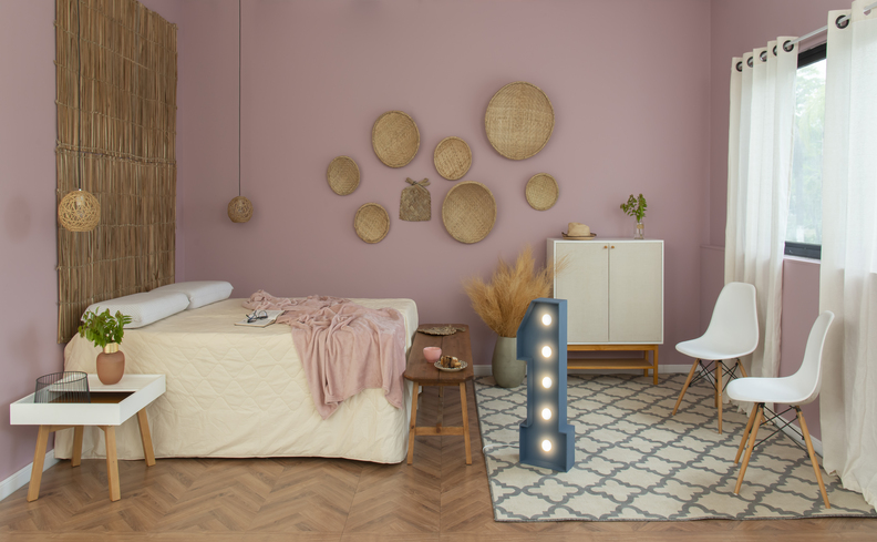 tipos de molas de colchão em um quarto com cama, colchão, travesseiros, mesa de cabeceira, cadeiras, tapete e itens decorativos.