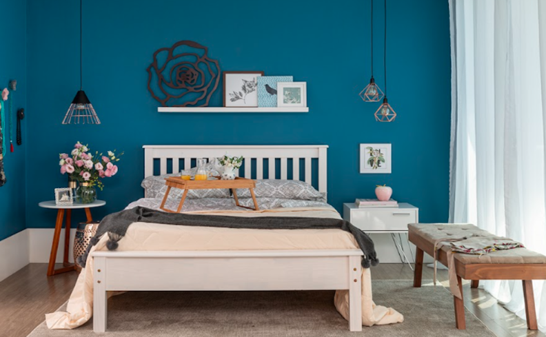 cromoterapia azul para auxiliar a ter um sono saudável em um quarto com parede azul e outras cores mais suaves na composição do ambiente