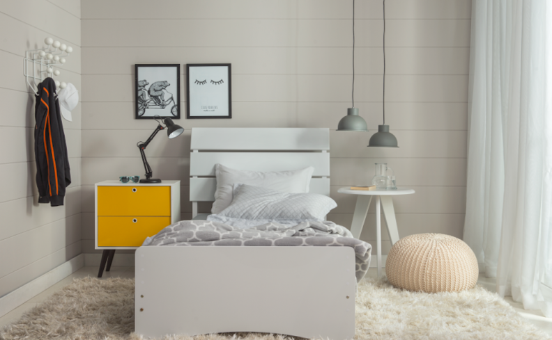 cromoterapia para dormir bem em um quarto todo branco com apenas alguns itens com uma cor vibrante como o amarelo