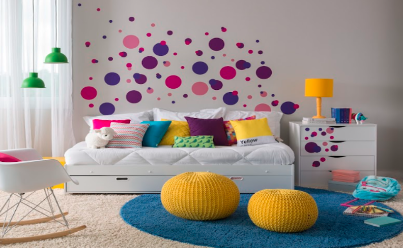 o que é cromoterapia e como ele pode impactar no sono. Quarto com diversas cores como azul, amarelo e muitas outras na decoração
