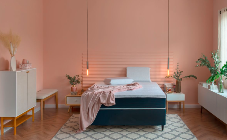 rotina do sono em um quarto com travesseiros, colchão confortável, roupa de cama e itens de decoração