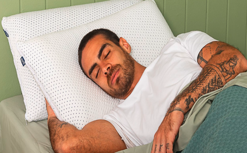 homem deitado na cama de lado para saber qual é a melhor posição para dormir bem