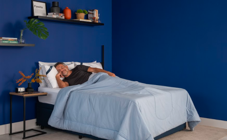 melhor posição para dormir e ter uma boa noite de sono. Homem em um quarto deitado de lado