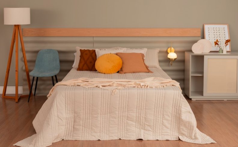quarto confortável para dormir bem, com cama, travesseiros, almofadas e itens decorativos