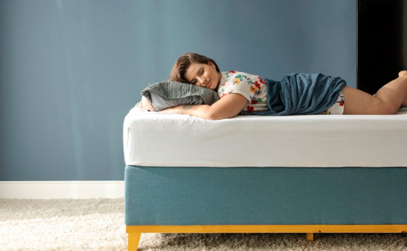 sono saudável, dicas para dormir melhor com uma mulher deitada na cama, com travesseiro e cobertor