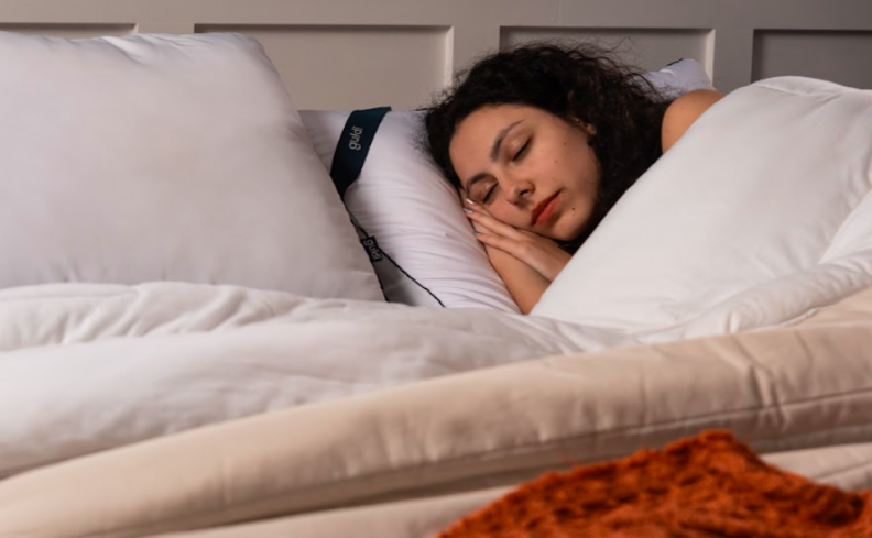como regular o ciclo circadiano com uma mulher deitada dormindo em uma cama com edredons e travesseiros