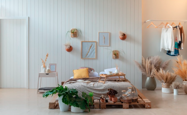 quarto aconchegante com cama e itens decorativos para regular o ciclo circadiano.