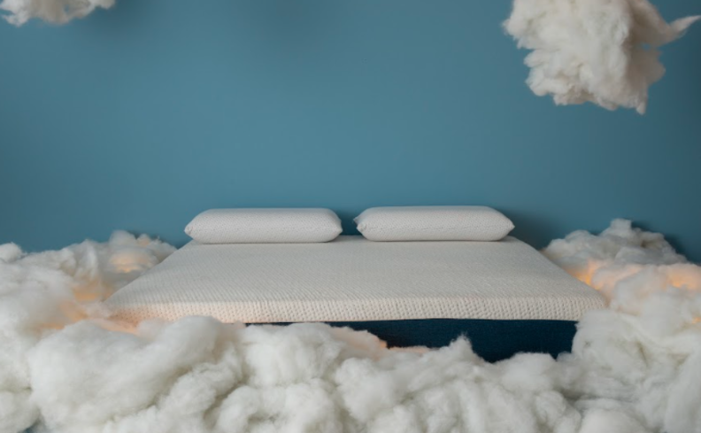 quarto com colchão e dois travesseiros como dicas de como dormir bem a noite toda.