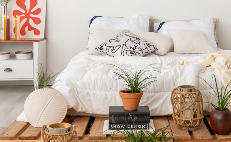 quarto aconchegante com colchão, travesseiros, edredom, mesa de cabeceira e diversos itens decorativos para dormir bem e evitar a paralisia do sono.