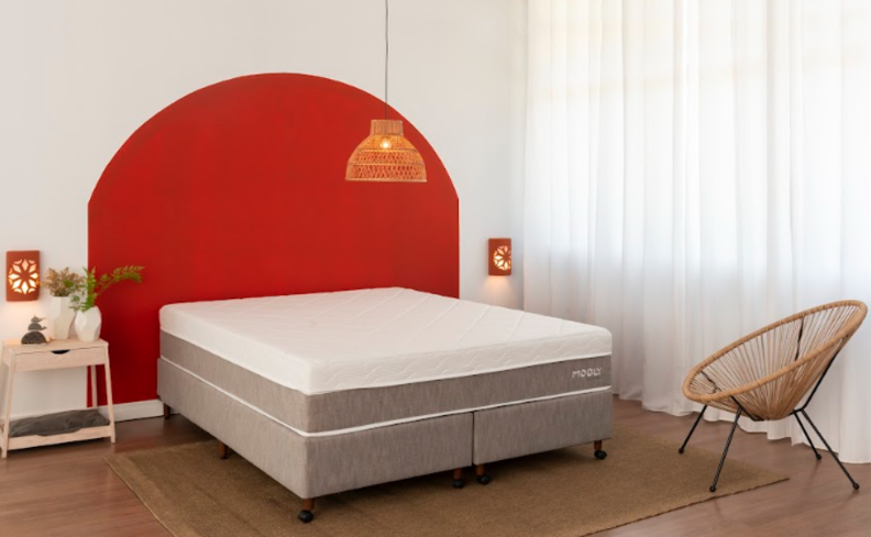 se tem alergia a ácaro, veja dicas para tirar do colchão e do travesseiro em um quarto completo com cama, poltrona, mesa de cabeceira e itens decorativos.