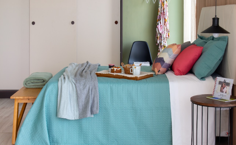 o que ajuda a dormir bem e com mais qualidade com uma bandeja de comida em uma cama, além de almofadas e uma manta.