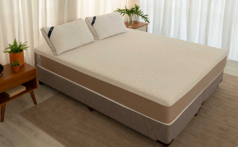 qual melhor travesseiro para dormir em um quarto com cama, colchão, dois travesseiros, tapete, mesas de cabeceira e itens decorativos.