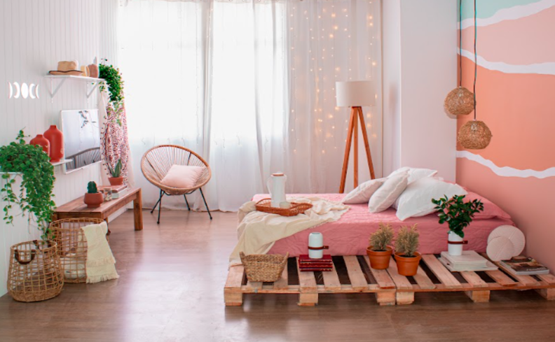 quarto completo com cama, roupas de cama confortáveis, poltrona, banco e muito mais para ter um ciclo do sono com horários organizados.