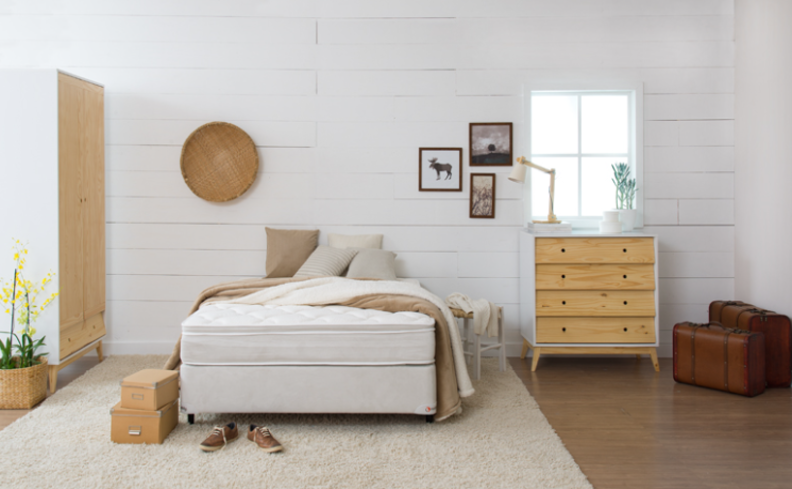 como melhorar a qualidade do sono em um quarto completo e aconchegante com tons neutros.