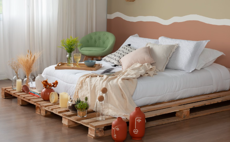 dormir e acordar cansado e com dores no corpo em um quarto com colchão, roupas de cama e diversos itens decorativos.