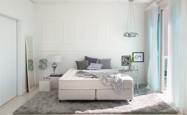 sono desregulado em um quarto com cama, travesseiros e outros itens desorganizados que deixam a rotina bagunçada.