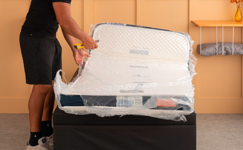 colchão para visitas que vem enroladinho, oferecendo conforto e boas noites de sono para as suas visitas.