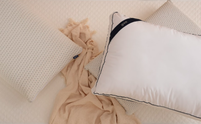 dicas de como lavar travesseiro na máquina de lavar, com dois travesseiros da Guldi e manta para fazer uma cama posta.