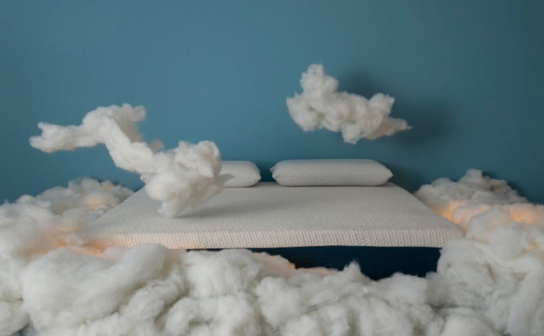 como lavar travesseiros em um quarto com parede azul, dois travesseiros da Guldi e diversas espumas espalhadas para representar boas noites de sono.