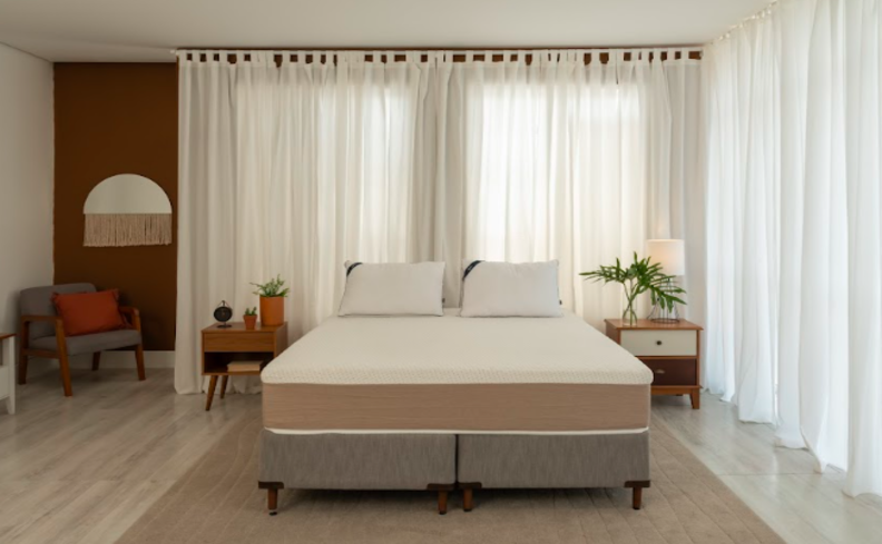 dicas para saber se pode lavar travesseiro na máquina de lavar, em um quarto com cama, tapete, dois travesseiros e diversos itens de decoração.