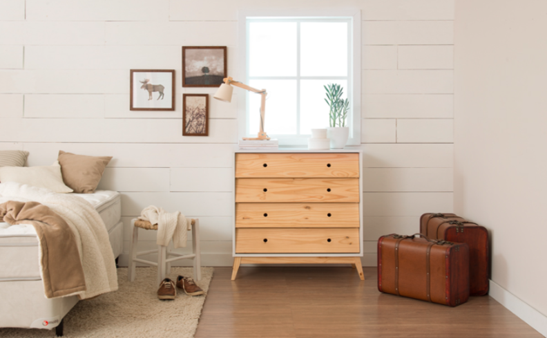 como fazer para dormir mais rápido em um quarto com cômoda, cama, mesa de cabeceira, cama posta e itens decorativos para deixar o quarto mais aconchegante.