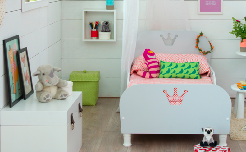 sono profundo em um quarto infantil com cama de solteiro, bichinhos de pelúcia, almofadas, cômoda, quadros decorativos e nichos.