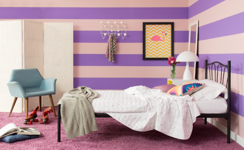 curiosidades para saber se o cochilo depois do almoço é bom ou ruim, quarto com cama, poltrona, guarda-roupa, quadro, espelho e diversos outros itens de decoração.