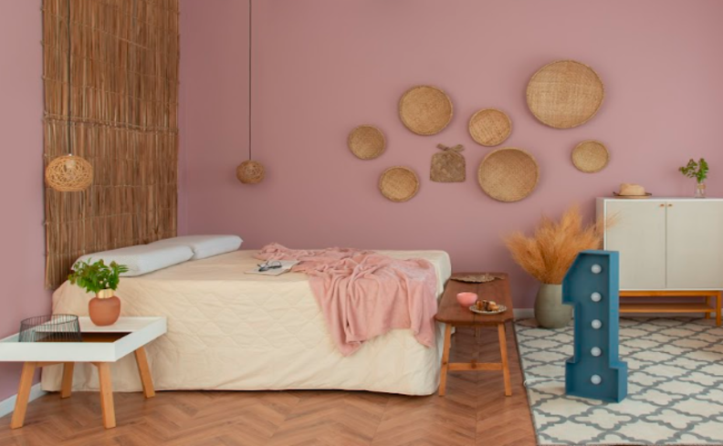 como ter energia ao longo do dia, com um cochilo rápido após o almoço em um quarto com um colchão confortável, travesseiros, manta, mesa de cabeceira e diversos itens decorativos.