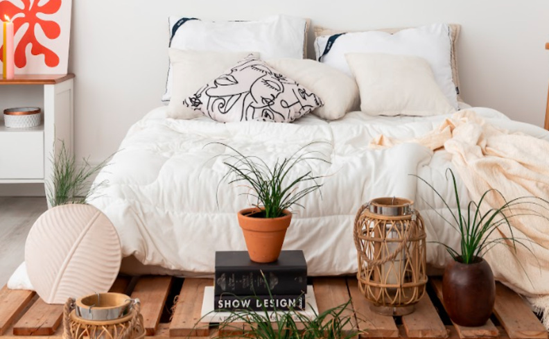qual colchão é melhor para coluna em um quarto com colchão, roupas de cama em branco, diversos travesseiros e almofadas.