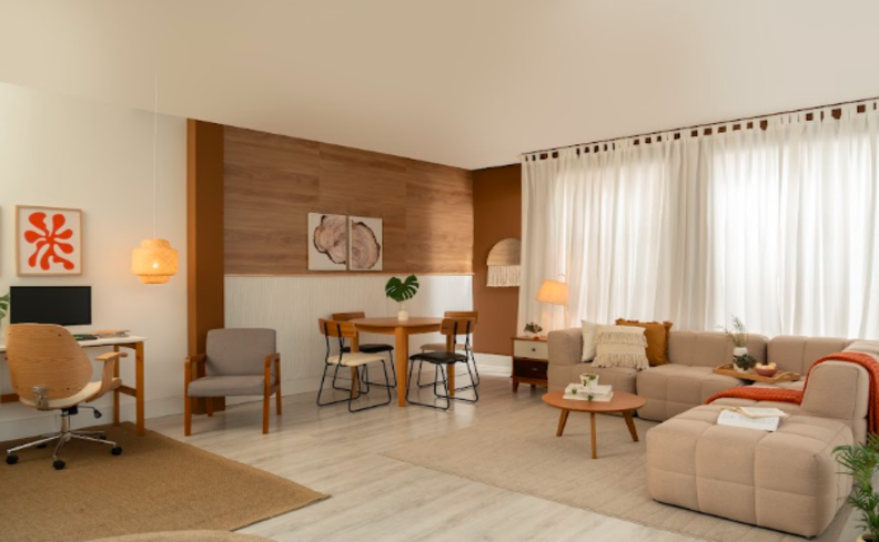 módulos de sofá na sala de estar, além de tapete, manta para sofá, cadeiras, mesas de jantar, cortina e diversos itens decorativos.