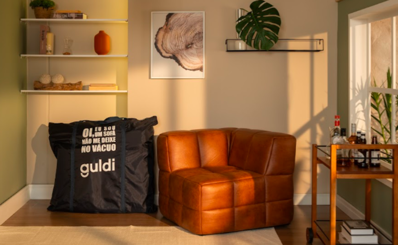 sofá modular a vácuo da Guldi na sala de estar com um módulo já aberto e o outro fechado na bolsa.