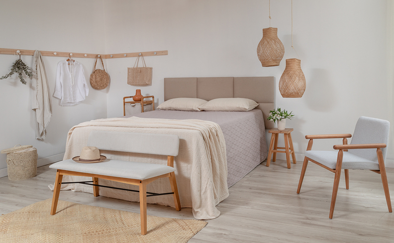 cama box casal confortável para ter uma cama igual a de hotel com um quarto em tons neutros, uma boa base de cama e colchão, além de diversos travesseiros para deixar o ambiente mais confortável.