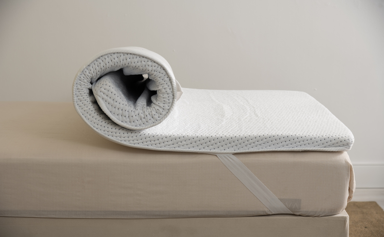cama de hotel com pillow top por cima do colchão para proporcionar um toque extra de maciez.